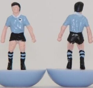 Uruguay - Squadra + 2 riserve e portierino in KIT UGUALE AL PORTIERE SU ASTA - in scatola REPLICA COLORATA (sul coperchio omino e nome del team contenuto)
