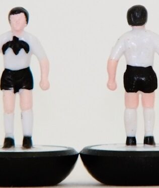 Valencia CHAMPIONS LEAGUE 2010 - Squadra + 2 riserve e un portierino (stesso kit del portiere su asta) in SCATOLA REPLICA COLORATA SUBBUTEO (sul coperchio nome e omino della squadra contenuta)