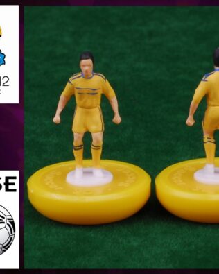 Ucraina home EURO 2012 - Squadra + 2 riserve e un portierino (stesso kit del portiere su asta) in SCATOLA REPLICA COLORATA SUBBUTEO (sul coperchio, logo, nome e omino della squadra contenuta)
