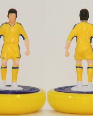 Metalist 2013 - Squadra + 2 riserve e un portierino (stesso kit del portiere su asta) in SCATOLA REPLICA COLORATA SUBBUTEO (sul coperchio nome e omino della squadra contenuta)