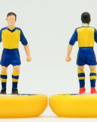 Arsenal AWAY 2015 - Squadra + 2 riserve e un portierino (stesso kit del portiere su asta) in SCATOLA REPLICA COLORATA SUBBUTEO (sul coperchio nome e omino della squadra contenuta)