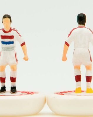 Bayern Monaco AWAY 2015 - Squadra + 2 riserve e un portierino (stesso kit del portiere su asta) in SCATOLA REPLICA COLORATA SUBBUTEO (sul coperchio nome e omino della squadra contenuta)