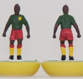 Camerun home WORLD CUP 2010 - Squadra + 2 riserve e un portierino (stesso kit del portiere su asta) in SCATOLA REPLICA COLORATA SUBBUTEO (sul coperchio, logo, nome e omino della squadra contenuta)