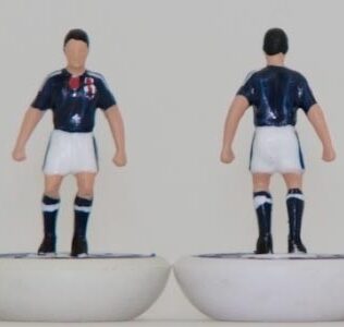 Giappone home WORLD CUP 2010 - Squadra + 2 riserve e un portierino (stesso kit del portiere su asta) in SCATOLA REPLICA COLORATA SUBBUTEO (sul coperchio, logo, nome e omino della squadra contenuta)