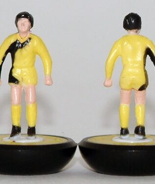 AEK Atene 2008 - Squadra + 2 riserve e un portierino (stesso kit del portiere su asta) in SCATOLA REPLICA COLORATA SUBBUTEO (sul coperchio nome e omino della squadra contenuta)