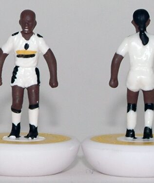 Angola away WORLD CUP 2006 - Squadra + 2 riserve e un portierino (stesso kit del portiere su asta) in SCATOLA REPLICA COLORATA SUBBUTEO (sul coperchio nome e omino della squadra contenuta)