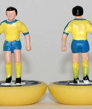 Arsenal 3 - Squadra + 2 riserve e un portierino (stesso kit del portiere su asta) in SCATOLA REPLICA COLORATA SUBBUTEO (sul coperchio nome e omino della squadra contenuta)