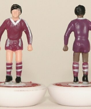 Bayern Monaco Champions - Squadra + 2 riserve e un portierino (stesso kit del portiere su asta) in SCATOLA REPLICA COLORATA SUBBUTEO (sul coperchio nome e omino della squadra contenuta)