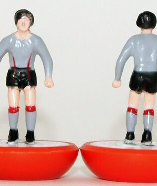 Benfica Champions - Squadra + 2 riserve e un portierino (stesso kit del portiere su asta) in SCATOLA REPLICA COLORATA SUBBUTEO (sul coperchio nome e omino della squadra contenuta)