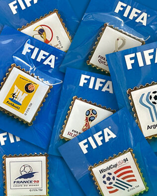 SPILLE IN METALLO FIFA "La storia della Coppa del Mondo"