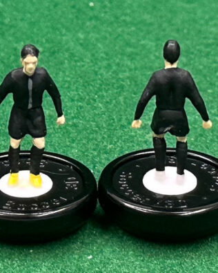 Sturm Graz 2025 - Squadra + 2 riserve e un portierino in SCATOLA REPLICA COLORATA SUBBUTEO (sul coperchio nome e omino della squadra contenuta)