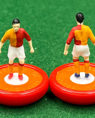 Galatasaray 2024 - Squadra + 2 riserve e un portierino in SCATOLA REPLICA COLORATA SUBBUTEO (sul coperchio nome e omino della squadra contenuta)
