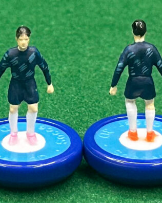 Auckland City Mondiale per Club 2025 - Squadra + 2 riserve e un portierino in SCATOLA REPLICA COLORATA SUBBUTEO (sul coperchio nome e omino della squadra contenuta)