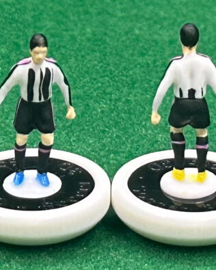 Juventus Mondiale per Club 2025 - Squadra + 2 riserve e un portierino in SCATOLA REPLICA COLORATA SUBBUTEO (sul coperchio nome e omino della squadra contenuta)