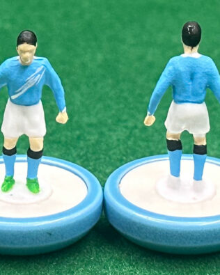 Manchester City Mondiale per Club 2025 - Squadra + 2 riserve e un portierino in SCATOLA REPLICA COLORATA SUBBUTEO (sul coperchio nome e omino della squadra contenuta)