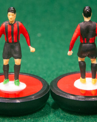 Milan 2026 - Squadra + 2 riserve e un portierino in SCATOLA REPLICA COLORATA SUBBUTEO (sul coperchio nome e omino della squadra contenuta)
