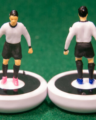Spezia 2026 - Squadra + 2 riserve e un portierino in SCATOLA REPLICA COLORATA SUBBUTEO (sul coperchio nome e omino della squadra contenuta)