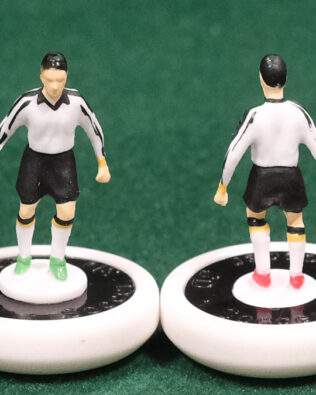 Derby County 2026 - Squadra + 2 riserve e un portierino in SCATOLA REPLICA COLORATA SUBBUTEO (sul coperchio nome e omino della squadra contenuta)
