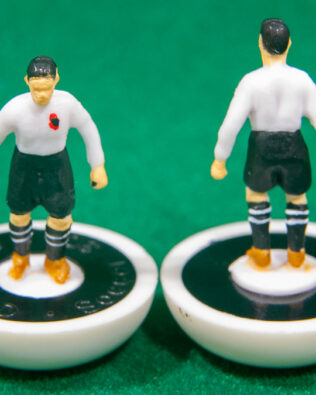 Austria World Cup 1938 - Squadra + 2 riserve e un portierino in SCATOLA REPLICA COLORATA SUBBUTEO (sul coperchio nome e omino della squadra contenuta)