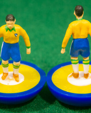 Brasile World Cup 1954 - Squadra + 2 riserve e un portierino in SCATOLA REPLICA COLORATA SUBBUTEO (sul coperchio nome e omino della squadra contenuta)