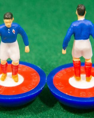 Francia World Cup 1954 - Squadra + 2 riserve e un portierino in SCATOLA REPLICA COLORATA SUBBUTEO (sul coperchio nome e omino della squadra contenuta)