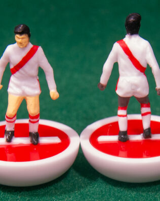 Perù World Cup 1970 - Squadra + 2 riserve e un portierino in SCATOLA REPLICA COLORATA SUBBUTEO (sul coperchio nome e omino della squadra contenuta)