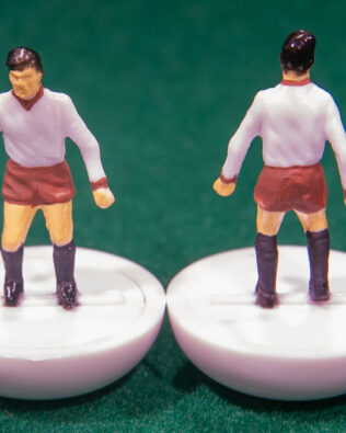 Skt. Pauli 1965 - Squadra + 2 riserve e portierino in KIT UGUALE AL PORTIERE SU ASTA - in scatola REPLICA COLORATA (sul coperchio omino e nome del team contenuto)