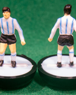 Argentina World Cup 1990 - Squadra + 2 riserve e un portierino in SCATOLA REPLICA COLORATA SUBBUTEO (sul coperchio nome e omino della squadra contenuta)