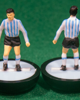 Argentina World Cup 1994 - Squadra + 2 riserve e un portierino in SCATOLA REPLICA COLORATA SUBBUTEO (sul coperchio nome e omino della squadra contenuta)