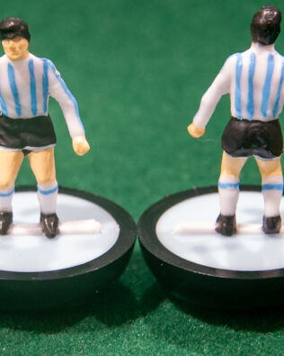 Argentina World Cup 1986 - Squadra + 2 riserve e un portierino in SCATOLA REPLICA COLORATA SUBBUTEO (sul coperchio nome e omino della squadra contenuta)
