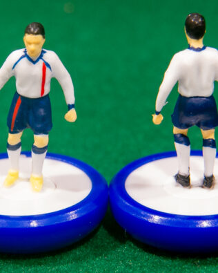 Inghilterra World Cup 2002 - Squadra + 2 riserve e un portierino in SCATOLA REPLICA COLORATA SUBBUTEO (sul coperchio nome e omino della squadra contenuta)