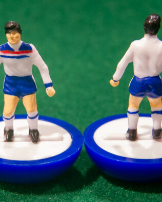 Inghilterra World Cup 1982 - Squadra + 2 riserve e un portierino in SCATOLA REPLICA COLORATA SUBBUTEO (sul coperchio nome e omino della squadra contenuta)