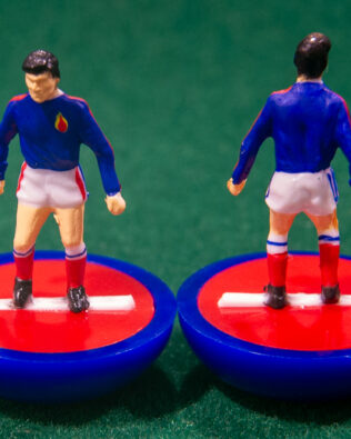 Jugoslavia World Cup 1982 - Squadra + 2 riserve e un portierino in SCATOLA REPLICA COLORATA SUBBUTEO (sul coperchio nome e omino della squadra contenuta)