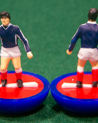 Jugoslavia World Cup 1998 - Squadra + 2 riserve e un portierino in SCATOLA REPLICA COLORATA SUBBUTEO (sul coperchio nome e omino della squadra contenuta)