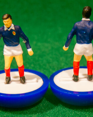 Scozia World Cup 1974 - Squadra + 2 riserve e un portierino in SCATOLA REPLICA COLORATA SUBBUTEO (sul coperchio nome e omino della squadra contenuta)