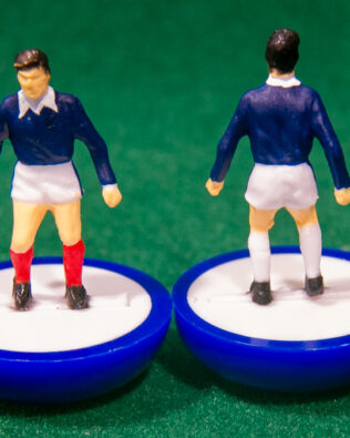 Scozia World Cup 1978 - Squadra + 2 riserve e un portierino in SCATOLA REPLICA COLORATA SUBBUTEO (sul coperchio nome e omino della squadra contenuta)