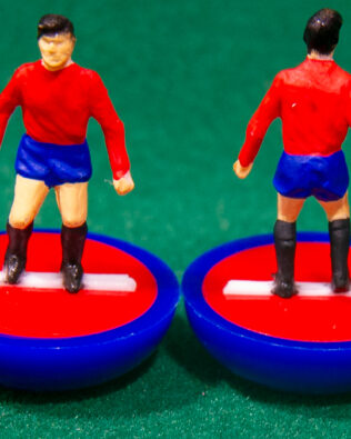 Spagna World Cup 1990 - Squadra + 2 riserve e un portierino in SCATOLA REPLICA COLORATA SUBBUTEO (sul coperchio nome e omino della squadra contenuta)