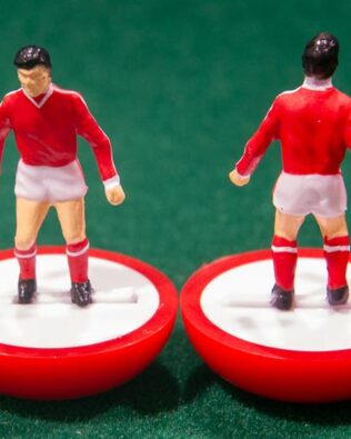 Unione Sovietica World Cup 1982 - Squadra + 2 riserve e un portierino in SCATOLA REPLICA COLORATA SUBBUTEO (sul coperchio nome e omino della squadra contenuta)
